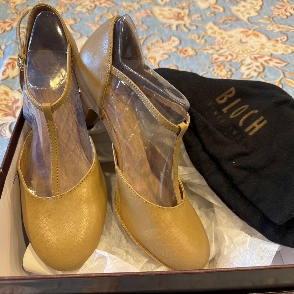 NWT Bloch Split Flex T-Strap Leather Character Shoes - 9.5 Wide - 2.5” heel